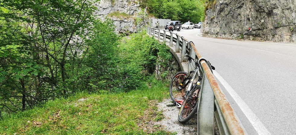 Perde il controllo della bici e precipita per 12 metri cadendo nel torrente: trasportato d’urgenza all’ospedale